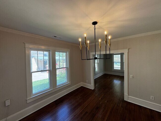 Building Photo - Renovated throughout-gorgeous!