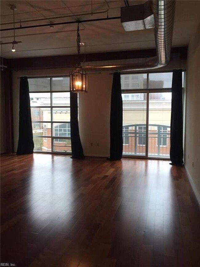 Building Photo - Loft Living at Town Center in Virginia Beach!
