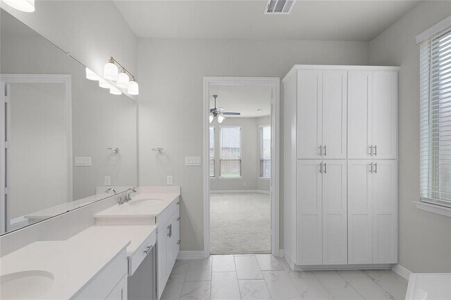 Building Photo - 6026 Lake Bridge Ln