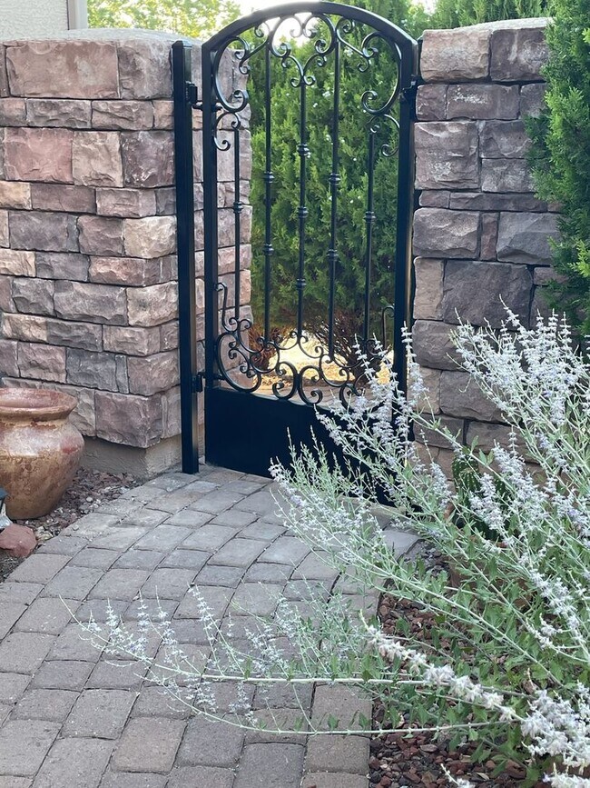 Building Photo - FULLY FURNISHED LUXURY HOME ON GOLF COURSE