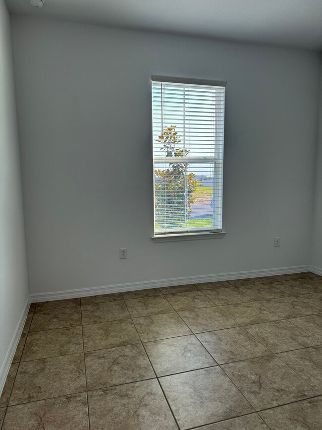 Building Photo - 5670 SW 77th Ave