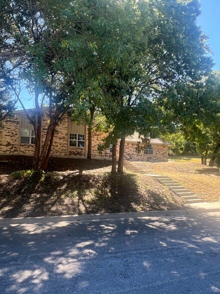 Building Photo - 827 Cliffside Dr