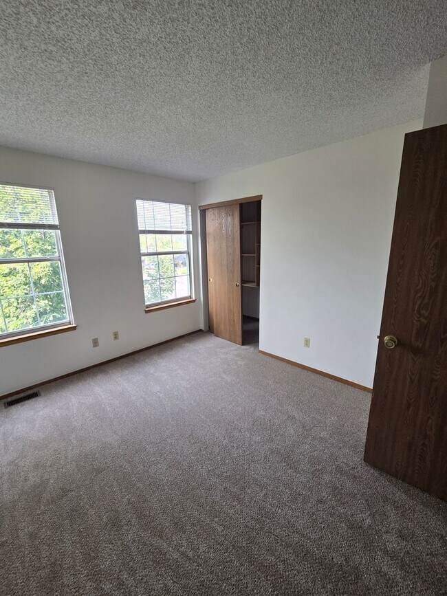Building Photo - 3409 E 99th Dr