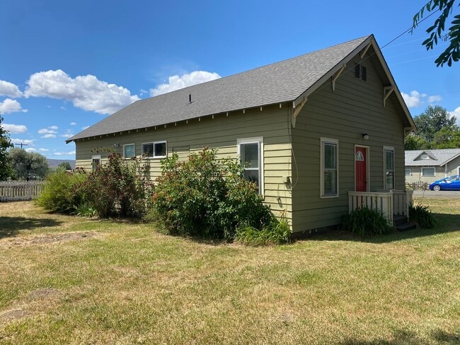 Building Photo - 2 Bed, 1 Bath House with Laundry Across fr...