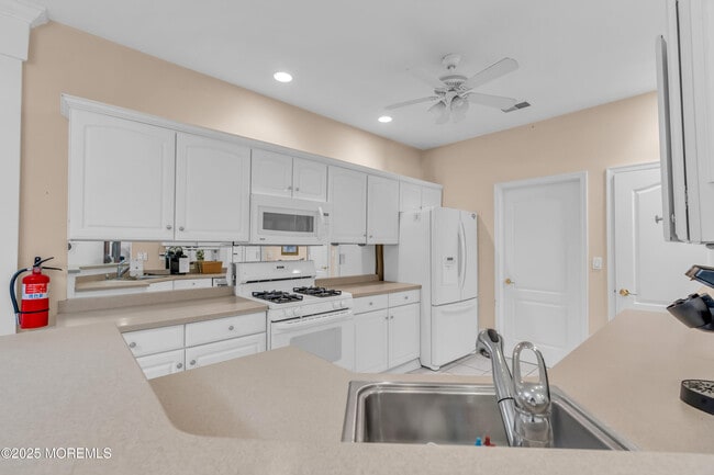 Building Photo - 138 Greenlawns Dr