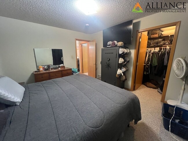 Building Photo - Nice Duplex on East Side!