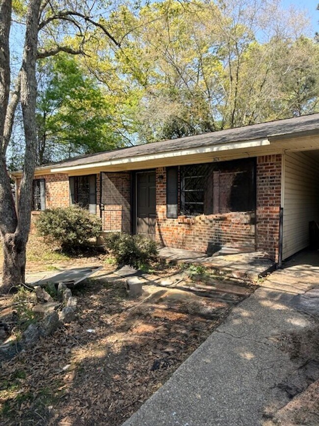 Building Photo - 4 bedroom 2 bath HOUSE!