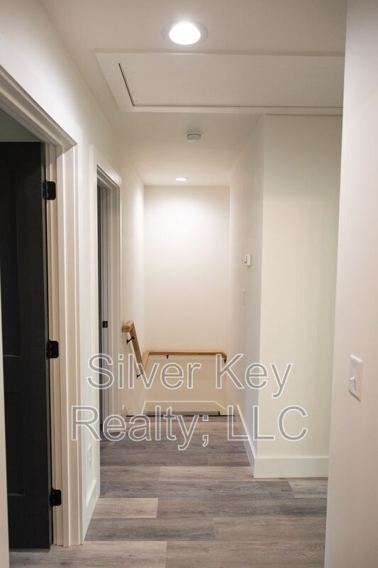 Building Photo - 1985 US-411