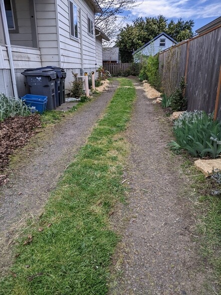 Driveway - 1124 Almaden St