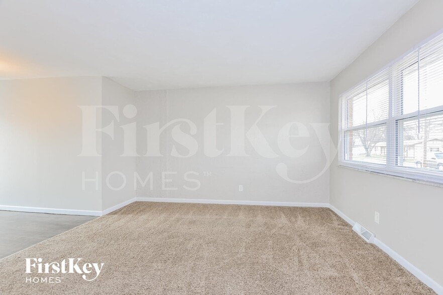 Building Photo - 8 Oak Dr