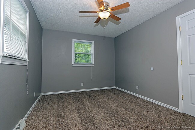 Building Photo - House Close To Campus!