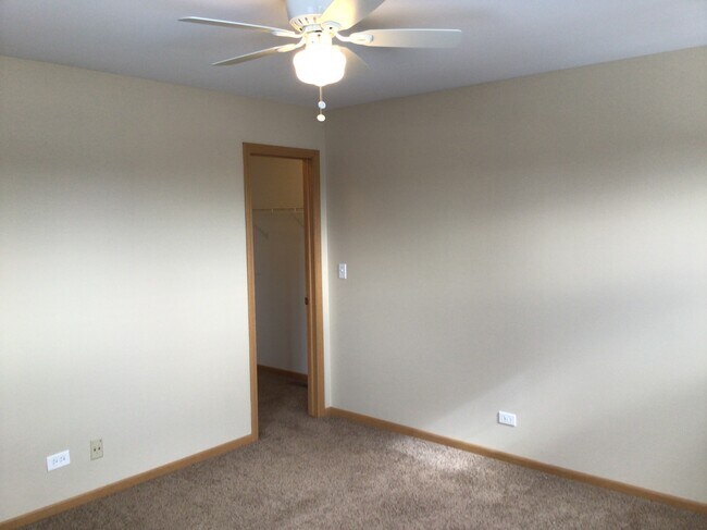 Building Photo - 560 S Annandale Dr