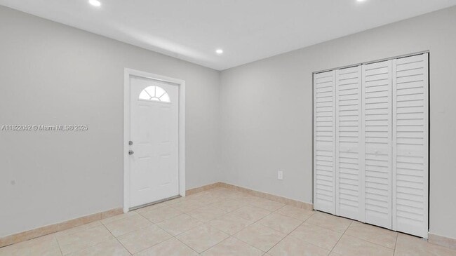 Building Photo - 2524 W 65th St