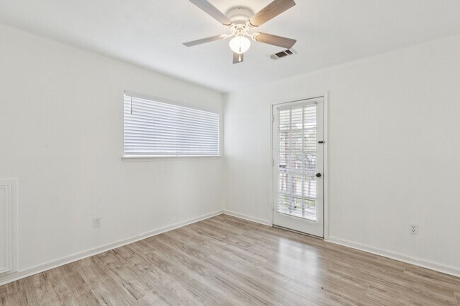 Building Photo - 2114 Briarview Dr