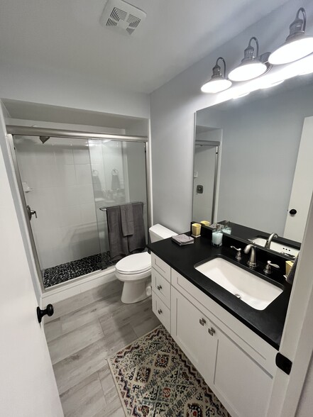 Main bath - 800 Coquina Ln