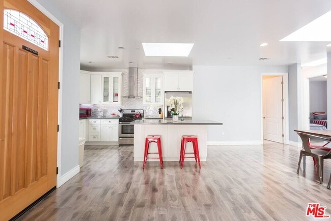 Building Photo - 7311 Gaviota Ave