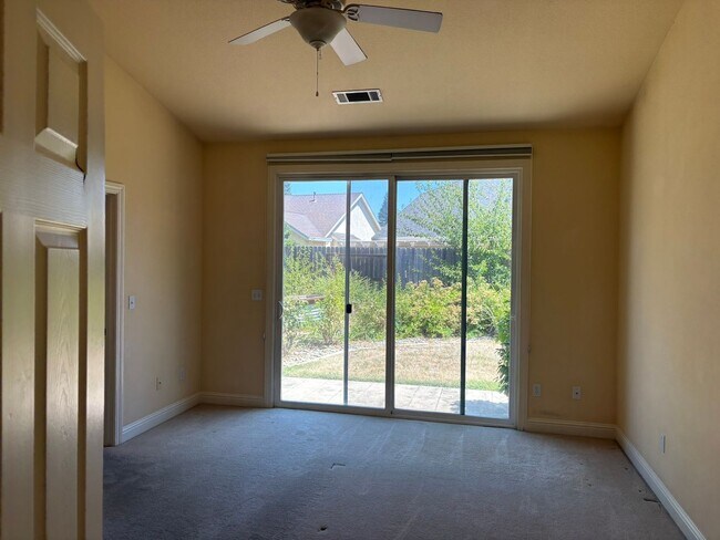 Building Photo - Spacious 1,950 Sq. Ft. Home with 3-Car Garage in Redding