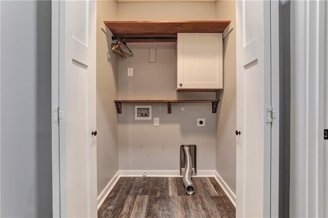 Building Photo - 623 Sweetwater Creek Dr