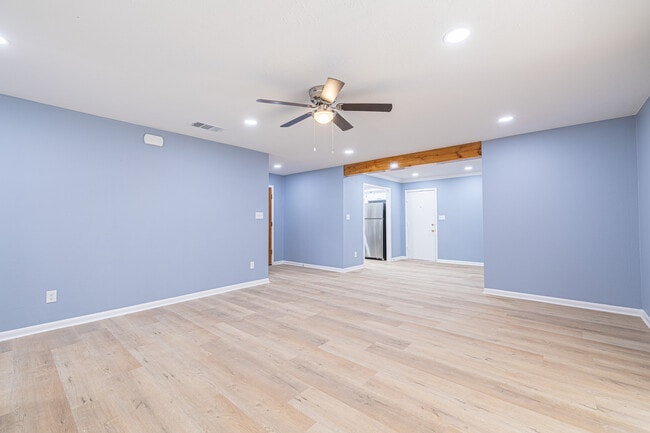 Building Photo - 707 Norwood Ln