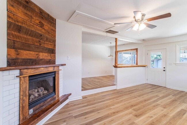 Building Photo - Close to Hike/Bike Path