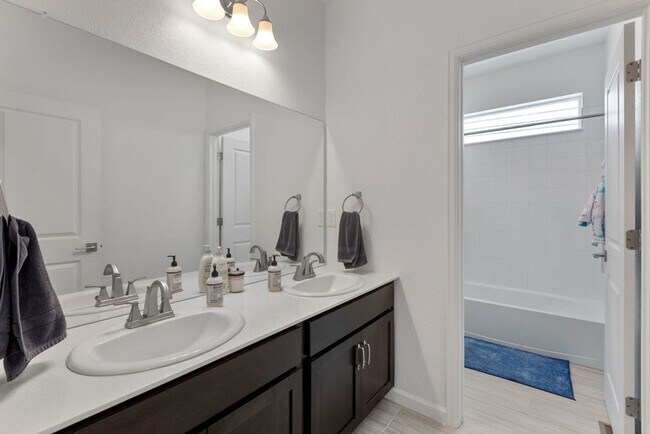 Building Photo - 4 Bedroom, 2 bath in Fort Collins - Backs ...