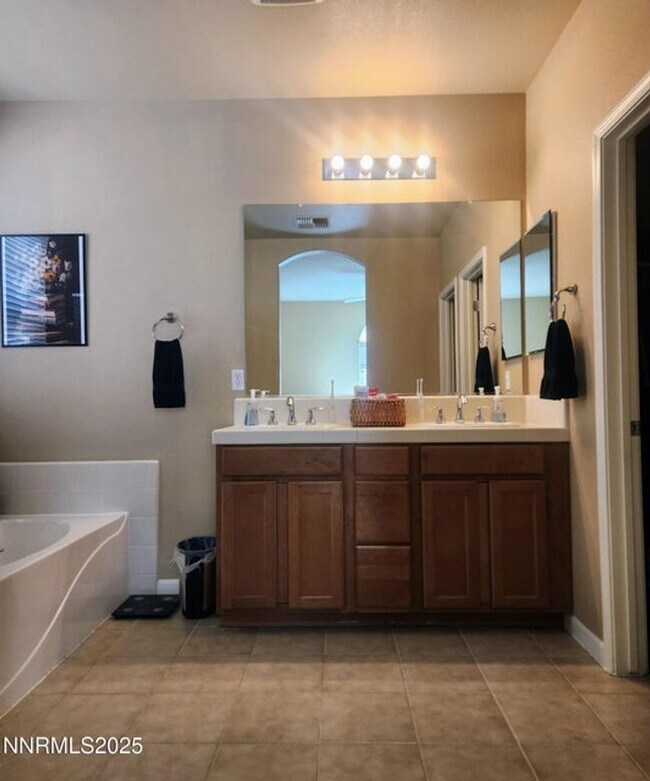 Building Photo - 2 bedroom 2 bathroom 1 car garage townhouse