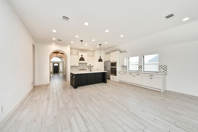 Building Photo - 2130 Coyote Run Dr
