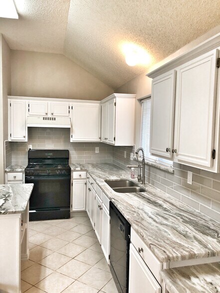Building Photo - 2202 Bowie Ln