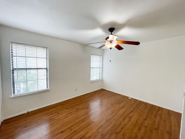 Building Photo - Stunning 2 Bedrooms, 1.5 Bathrooms Condo i...