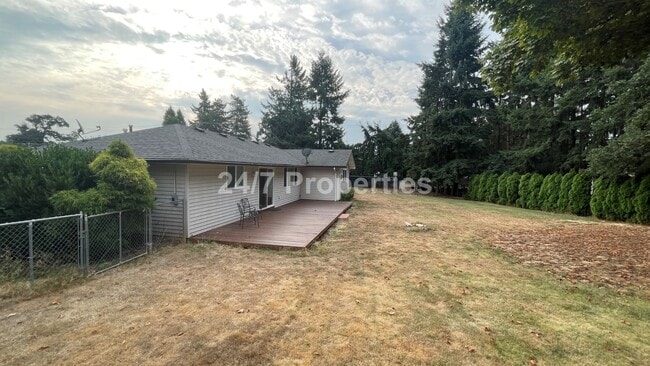 Building Photo - 3 BD | 2 BA Single-Level Home on Sprawling...