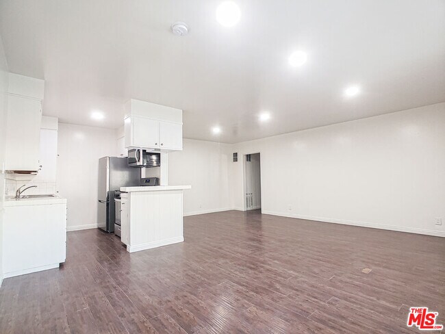 Building Photo - 453 N Kingsley Dr