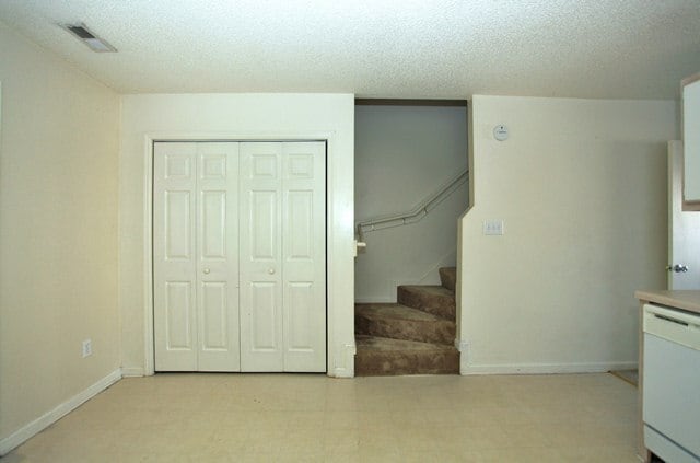 Building Photo - Close to area splash pad and parks