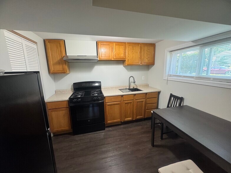 Building Photo - 555 Baxter Ln