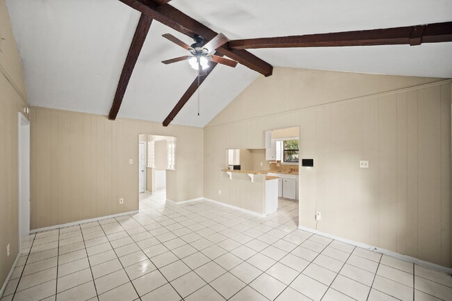 Building Photo - Charming home in Woodland Oaks Subdivision