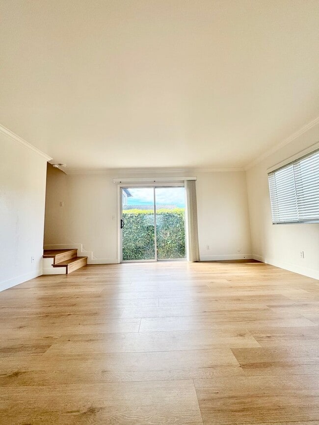 Building Photo - Castro Valley 2BD/1.5BA, 2 Story Duplex with Shared Garage