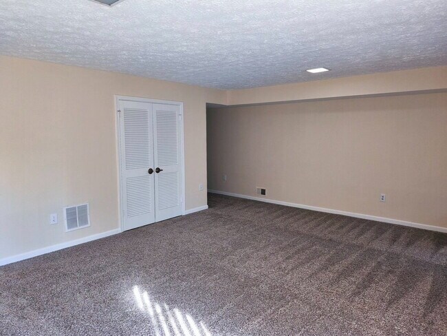 Building Photo - Charming Fair Woods Townhome Awaits