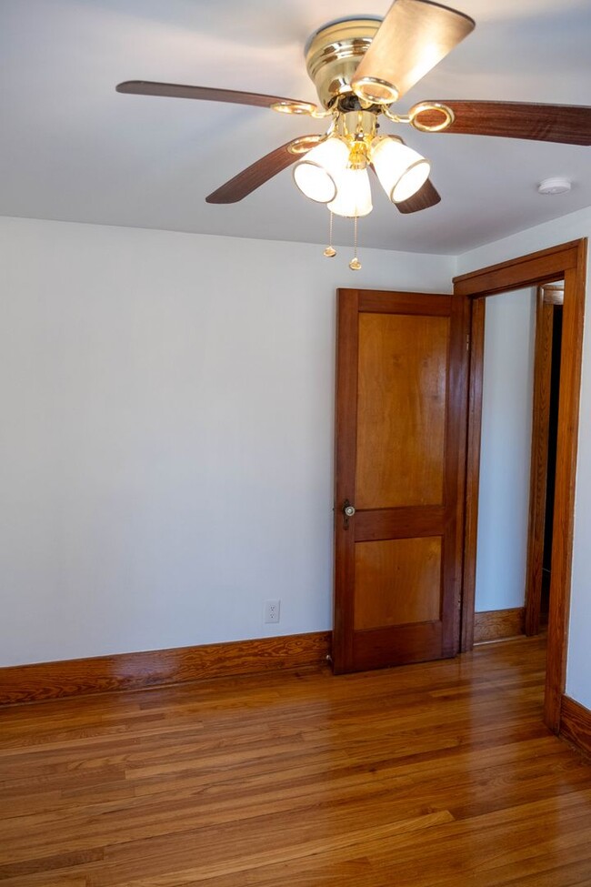 Building Photo - Charming 3 bedroom