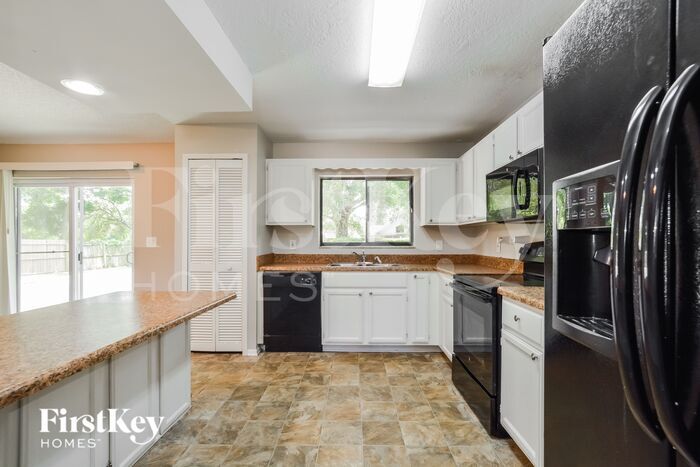 Building Photo - 5642 Westview Dr