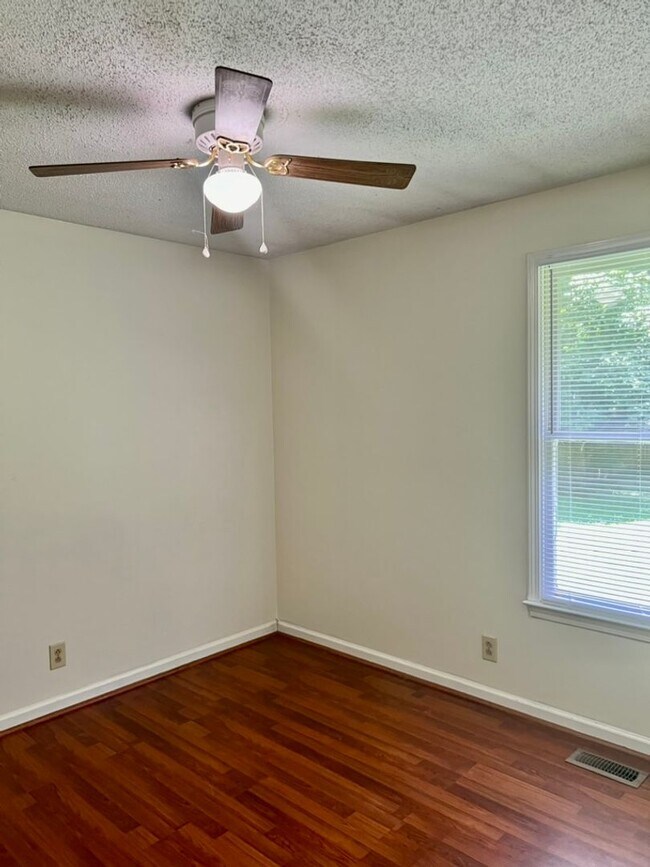 Building Photo - AVAILABLE NOW! 3 Bedroom, 1.5 Bath Home