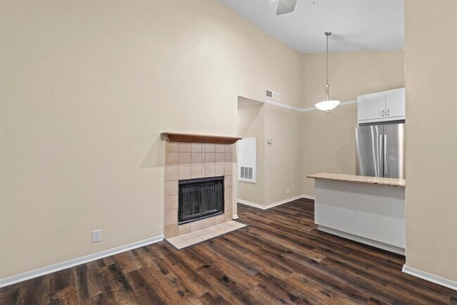 Building Photo - 203 E 31st St
