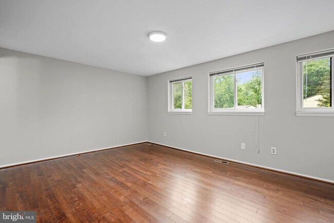 Building Photo - 5863 Jackson Oak Ct
