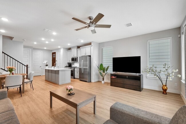 Building Photo - 119 E 43rd St