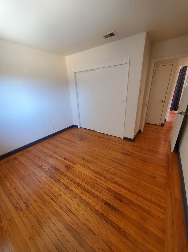 Building Photo - Single story 3/2 w/ large "extra" room & l...