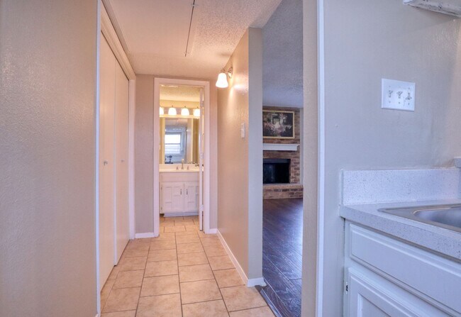 Building Photo - 413 Lakeway Dr