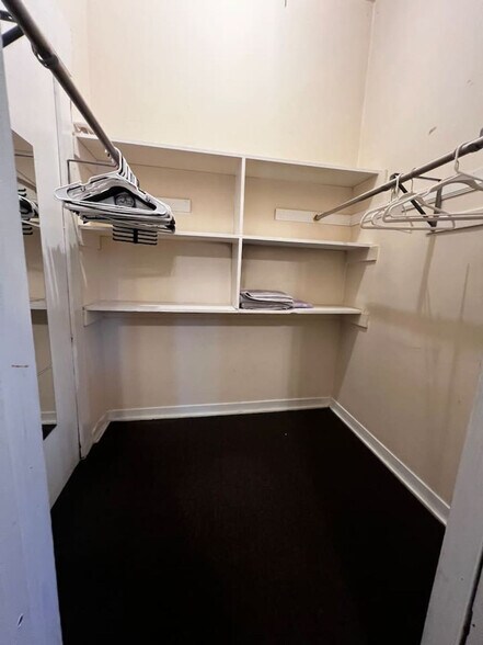 Building Photo - 1205 W Oakdale Ave