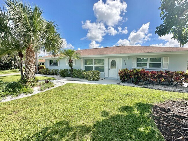Primary Photo - ** CENTRAL NAPLES **4 BED / 2 BATH ** POOL...