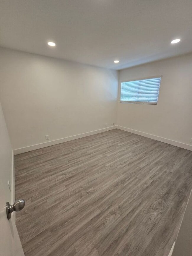 Building Photo - Charming 3 BR / 2BA with a large yard and ...