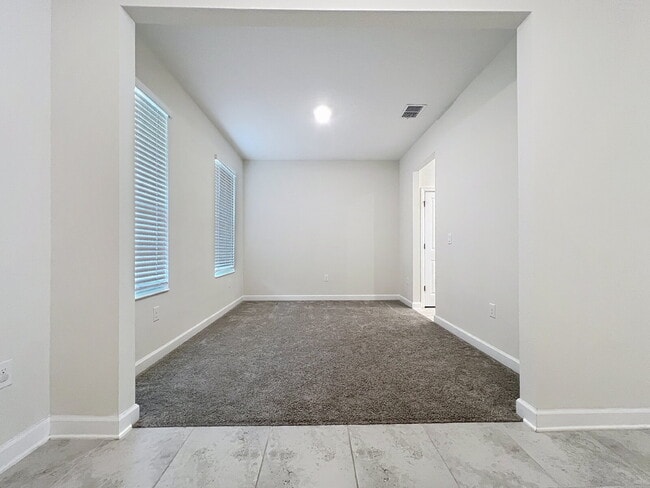 Building Photo - Spacious three-bedroom, two and a half bath home in Moss Park!