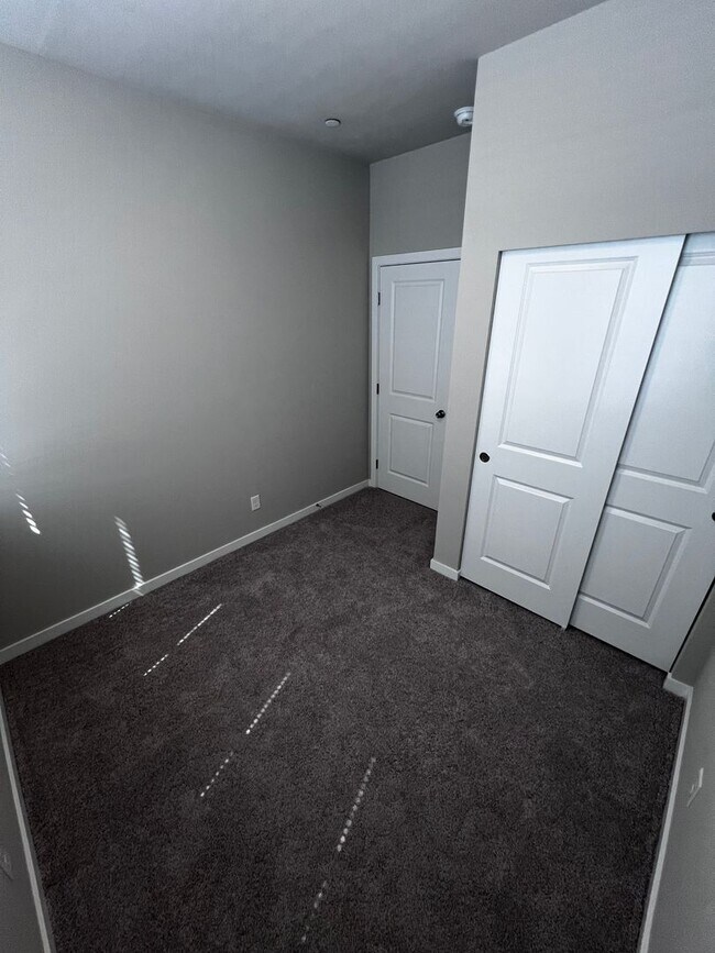 Building Photo - Spacious 4-Bedroom Townhome with Loft, Che...