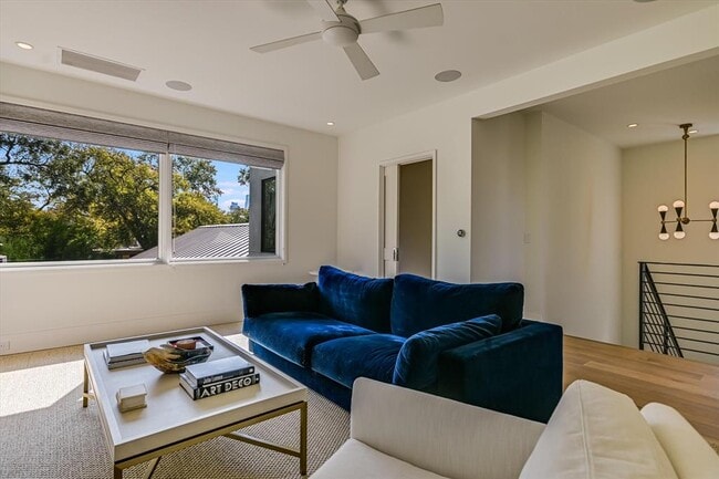 Building Photo - 1006 Elm St